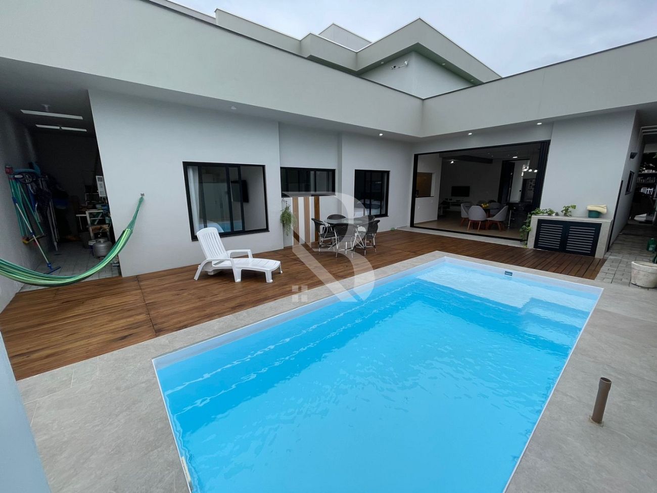 Com 4 quartos. Casa a venda em Balneário Piçarras SC.