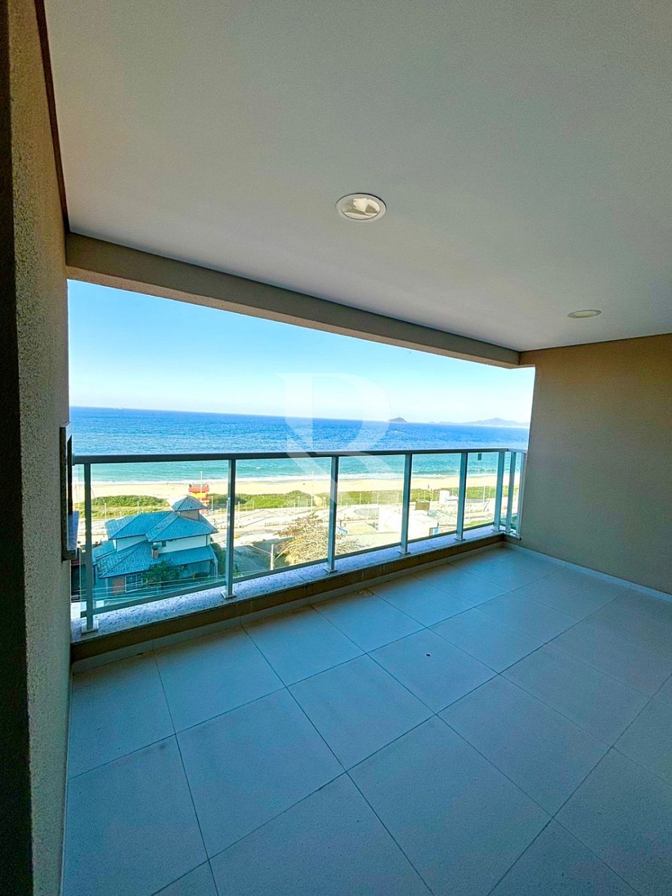 Com 4 quartos. Apartamento a venda em Balneário Piçarras SC.