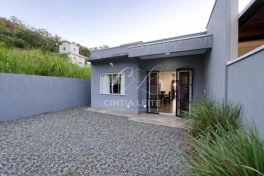 Casa a Venda a 700m da Praia de Armação – Mobiliada e com Área de Festas — foto 2