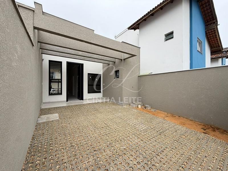 Casa Moderna a Venda com 3 Dormit�rios Sendo 1 Suite a 700m da Praia no Itacolomi � Balne�rio Pi�arras 1