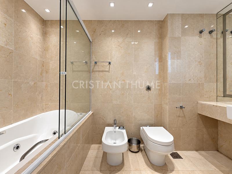 Apartamento na Beira-Mar Norte com vista mar e 3 su�tes | La Perle 13