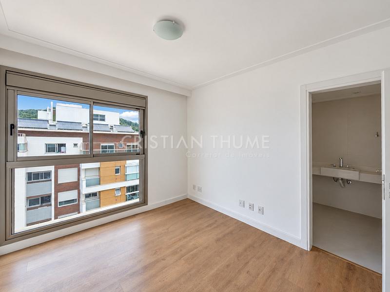Apartamento na Beira-Mar Norte com 248 m�, 3 su�tes e 3 vagas 13