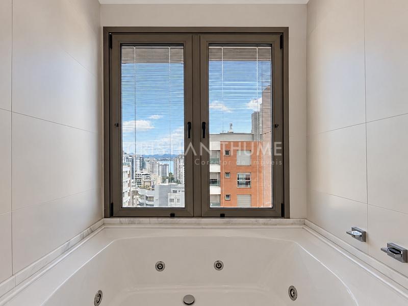Apartamento na Beira-Mar Norte com 248 m�, 3 su�tes e 3 vagas 24