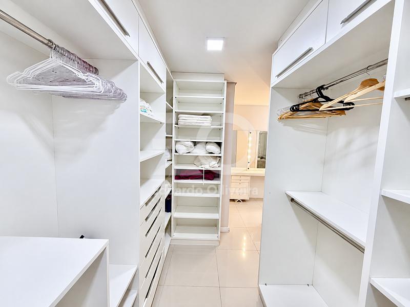 Cobertura mobiliada com piscina privativa e 3 su�tes para loca��o anual no Pioneiros 22