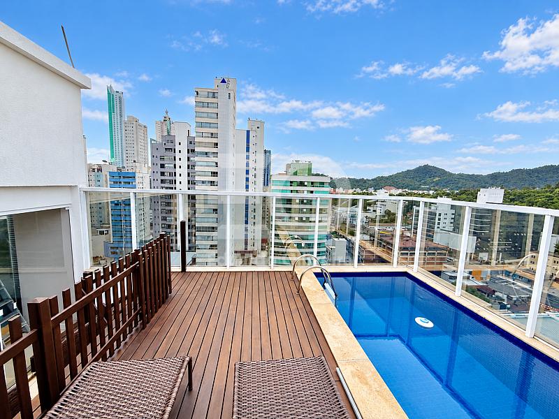 Cobertura mobiliada com piscina privativa e 3 su�tes para loca��o anual no Pioneiros 13