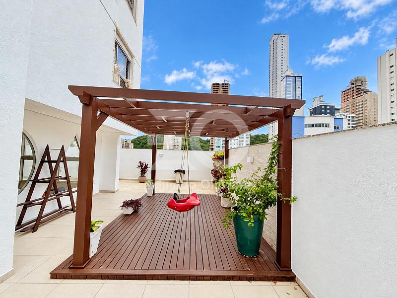 Cobertura mobiliada com piscina privativa e 3 su�tes para loca��o anual no Pioneiros 38