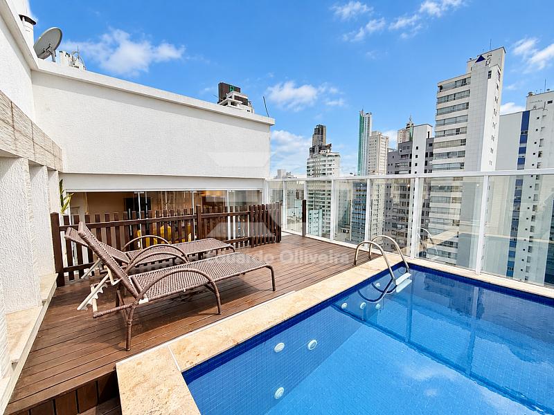 Cobertura mobiliada com piscina privativa e 3 su�tes para loca��o anual no Pioneiros 15