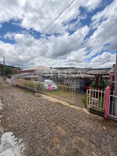 Casa com 2 Pavimentos no Bairro Floresta! — foto 2