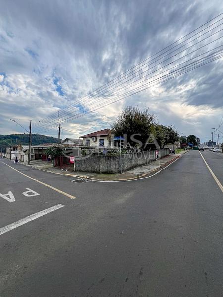 Terreno de esquina com 2 casas e sala comercial no Bairro Floresta! 1
