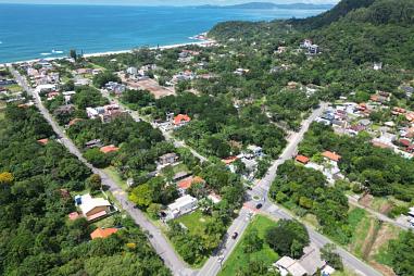 Terreno de Esquina Proximo a Praia