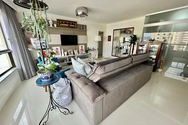 Apartamento no Edifício Merithamon com três suítes no centro de Balneário Camboriú