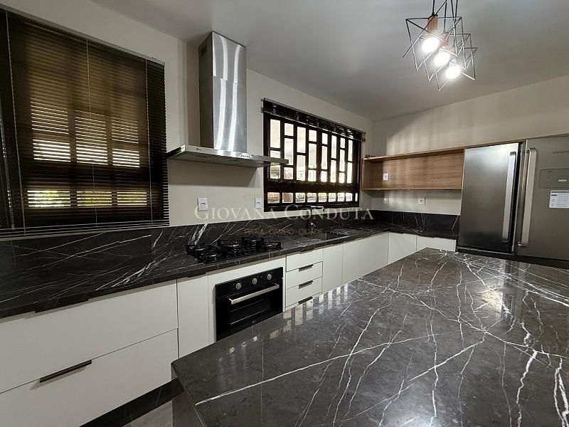 Casa com 207 m� em terreno de 1.579 m� no Am�rica 8
