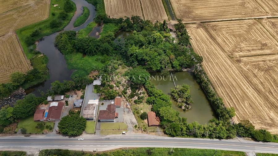 Ch�cara com 18.422 m�, rios, piscina natural e pavilh�o para eventos na Rodovia SC-108 - Vila Nova 9