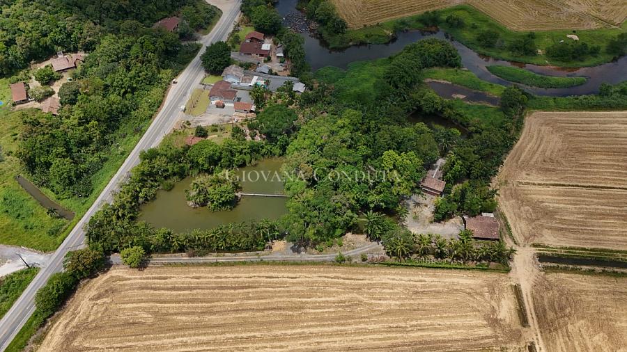 Ch�cara com 18.422 m�, rios, piscina natural e pavilh�o para eventos na Rodovia SC-108 - Vila Nova 11