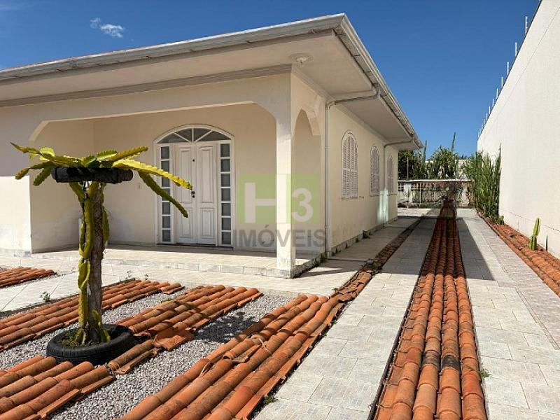 Casa ampla de 4 dormi6t�rios no centro 1