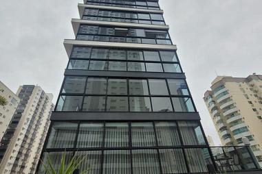 ### 🏢 **Apartamento de Alto Padrão na Avenida Brasil – Centro de Balneário Camboriú**