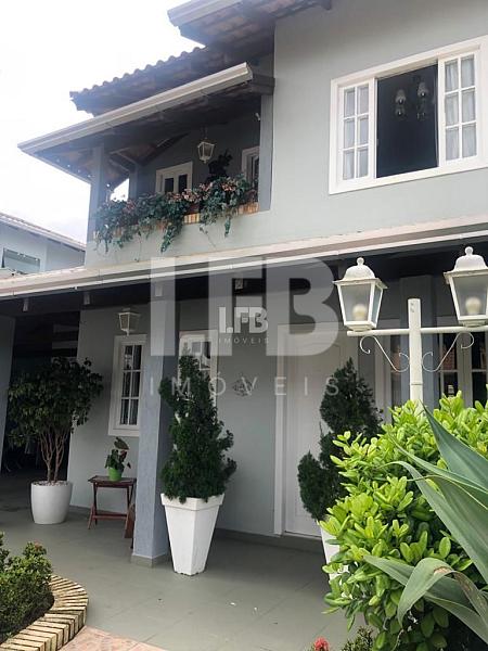 Casa na Praia dos Amores em Balneário Camboriú com 5 dormitórios, piscina e quiosque — foto 2