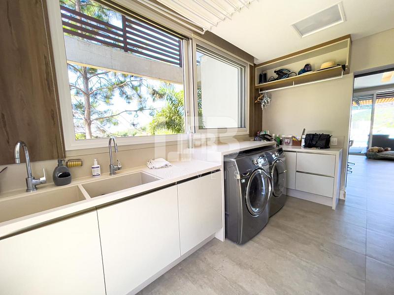 Casa de alto padrão com 4 suítes localizada no condomínio Horizontal Praia Brava — foto 47