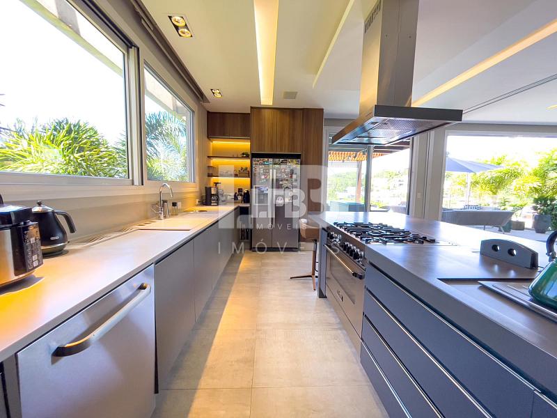 Casa de alto padrão com 4 suítes localizada no condomínio Horizontal Praia Brava — foto 19