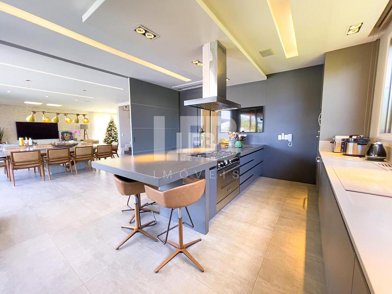 Casa de alto padrão com 4 suítes localizada no condomínio Horizontal Praia Brava — foto 12