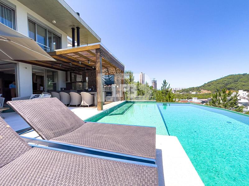 Casa de alto padrão com 4 suítes localizada no condomínio Horizontal Praia Brava — foto 3