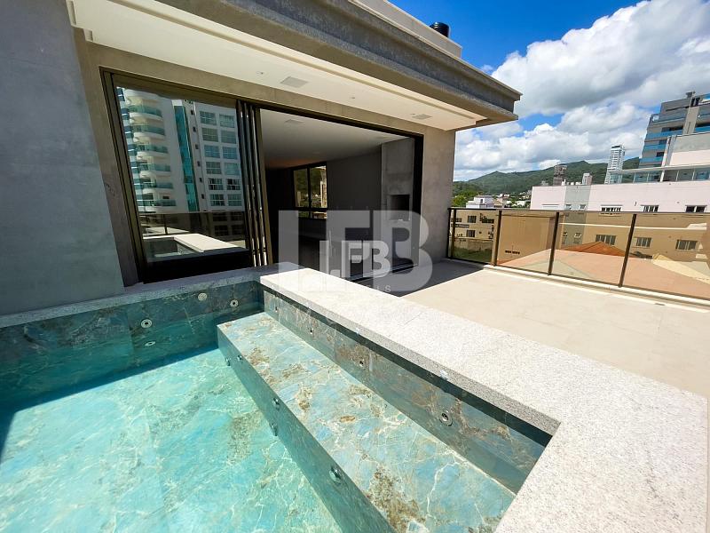 Cobertura Triplex com 4 suítes a poucos metro da Praia Brava. — foto 2