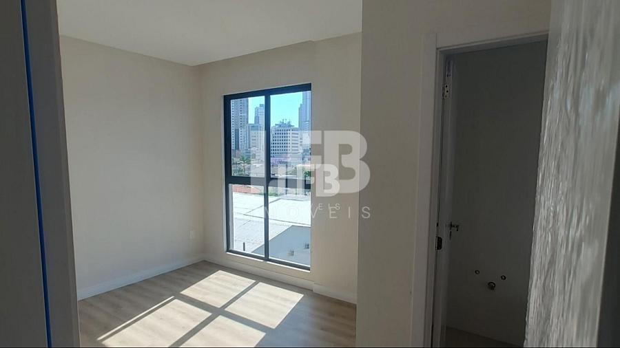 Apartamento 2 quartos com suíte e sacada no Plaza Viena, no bairro Nações em Balneário Camboriú. — foto 7