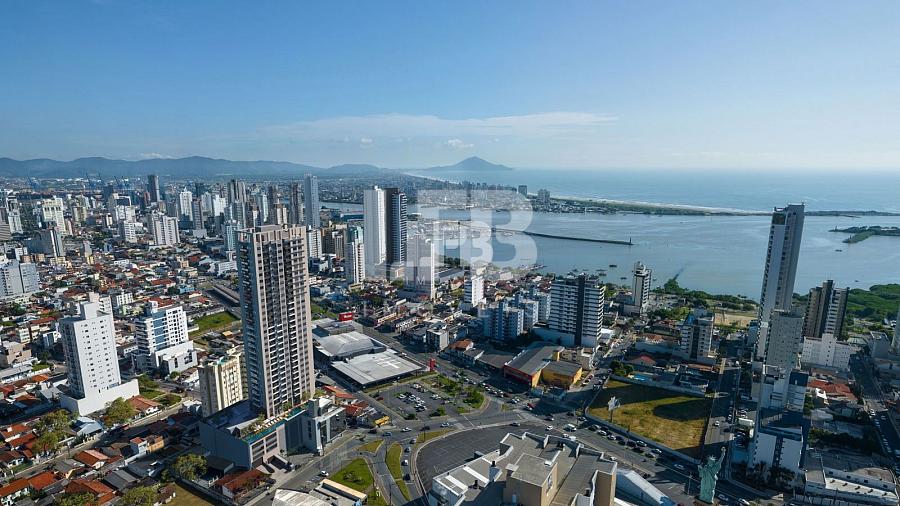 Apartamento no centro de Itajaí com living integrado e 2 suítes — foto 4