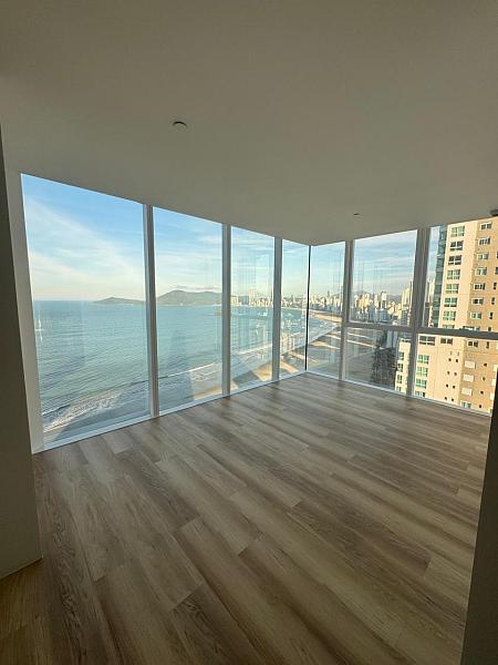 Apartamento frente mar em Balne�rio Cambori� com 4 su�tes e vista panor�mica do oceano 1
