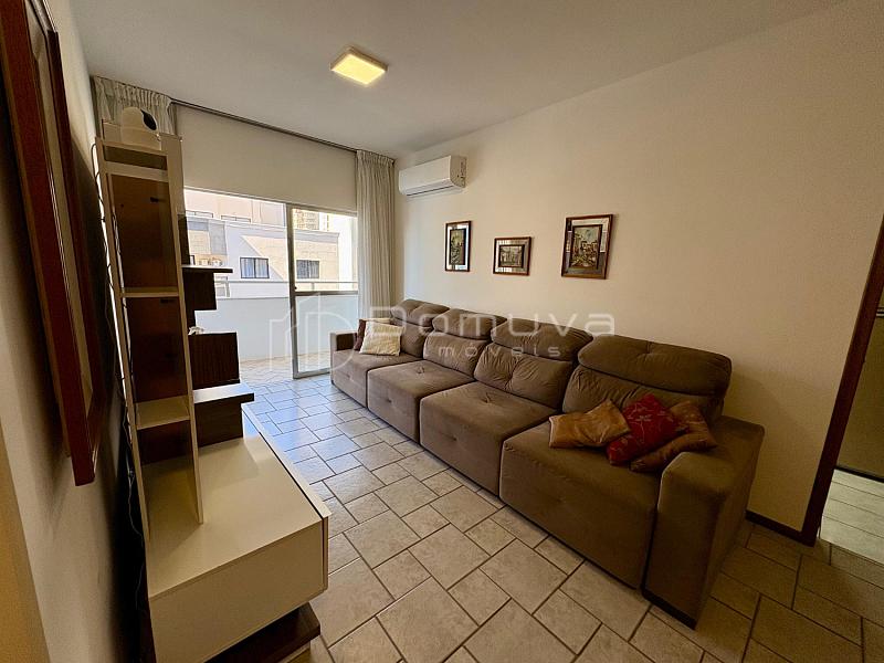 Locação anual: dois quartos // sacada // Centro de Balneário Camboriú — foto 2