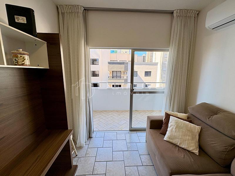 Locação anual: dois quartos // sacada // Centro de Balneário Camboriú — foto 4