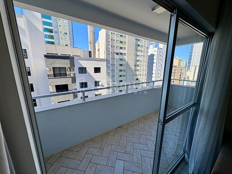 Locação anual: dois quartos // sacada // Centro de Balneário Camboriú — foto 9