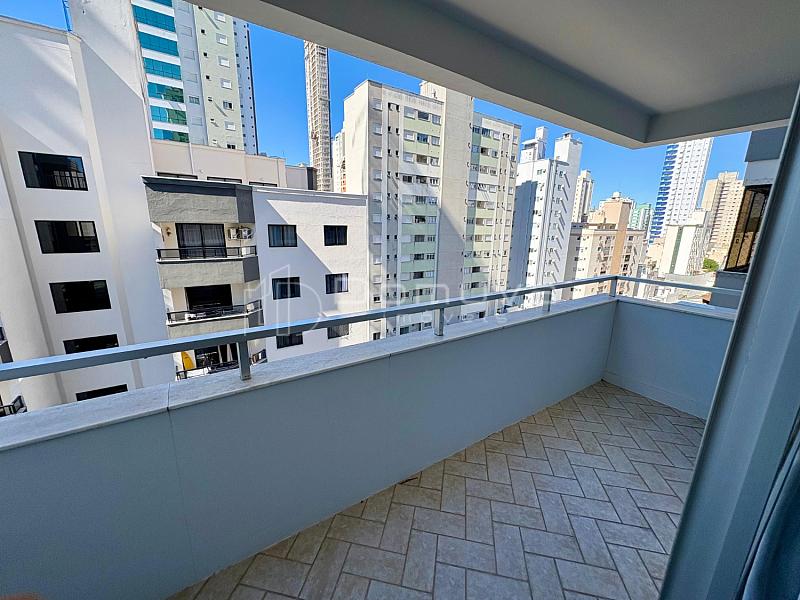 Locação anual: dois quartos // sacada // Centro de Balneário Camboriú — foto 8