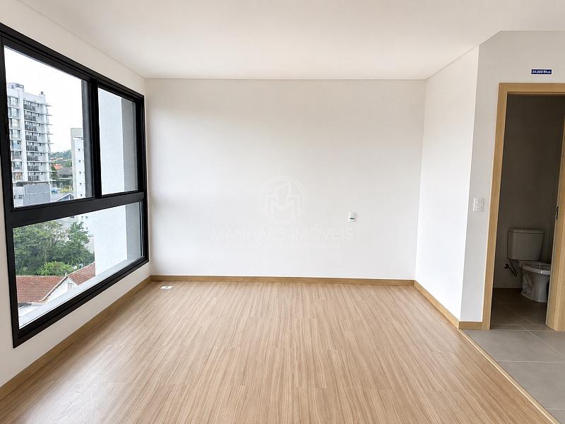 Detalhe do espa�o integrado com porta de acesso ao banheiro e espera para ar-condicionado (24.000 BTUs)