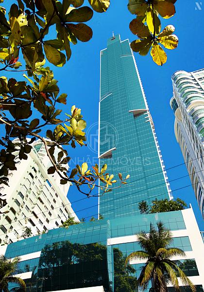 Apartamento com 4 suítes, 3 vagas de garagem, 196m² priv. — foto 2