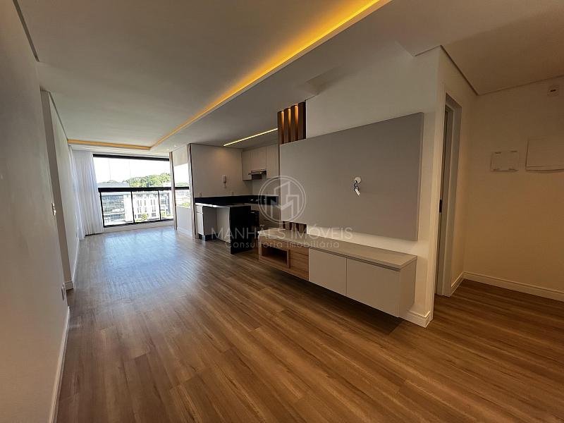Apartamento com 2 su�tes: Amplo living integrado com piso vin�lico e lavabo