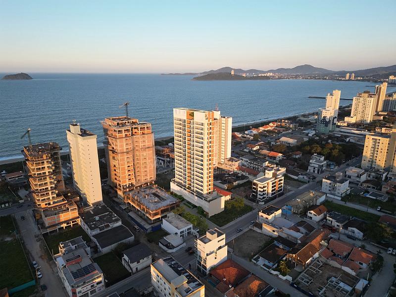AYA | Localizado a apenas 200 metros da praia, em Balnerio Piarras, um paraso de guas limpas e seguras, reconhecido com o selo Bandeira Azul.