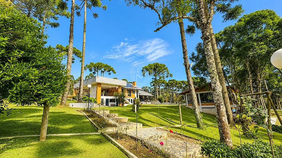 Ch�cara de 15.000m� em Campo Alegre SC com casa de alto padr�o, espa�o de lazer e paisagismo integrado � natureza