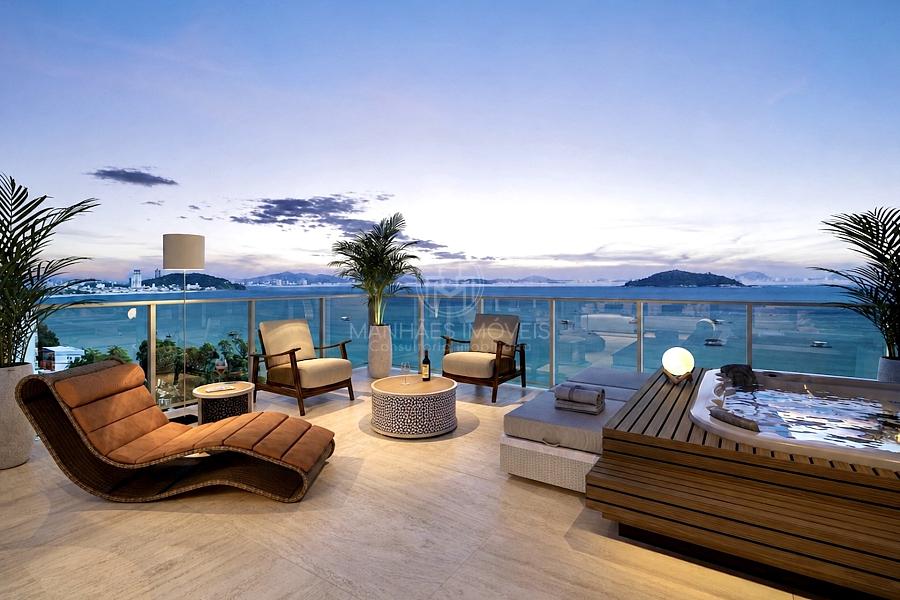 Cobertura Duplex | 216 m�: Terra�o com espregui�adeiras e jacuzzi de madeira no entardecer