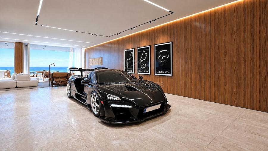 Superesportivo estacionado no living da mans�o suspensa com quadros dos circuitos de M�naco, Silverstone e Laguna Seca