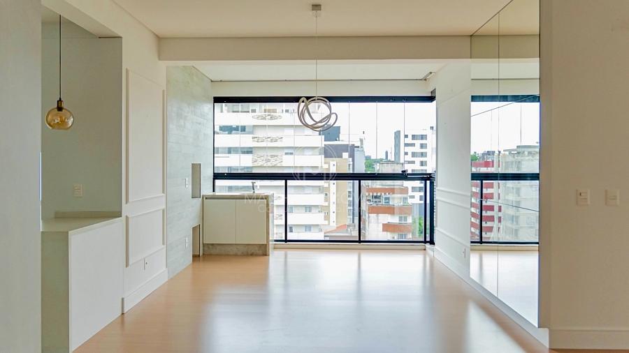 Apartamento semimobiliado: Living com sacada integrada