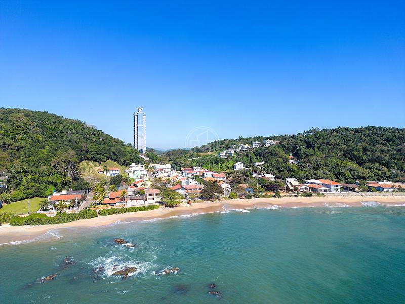 Vista a�rea panor�mica mostrando a faixa de areia da praia da Bacia da Vov� em Penha, a vegeta��o nativa e a imponente torre do Vista Paradiso Residence