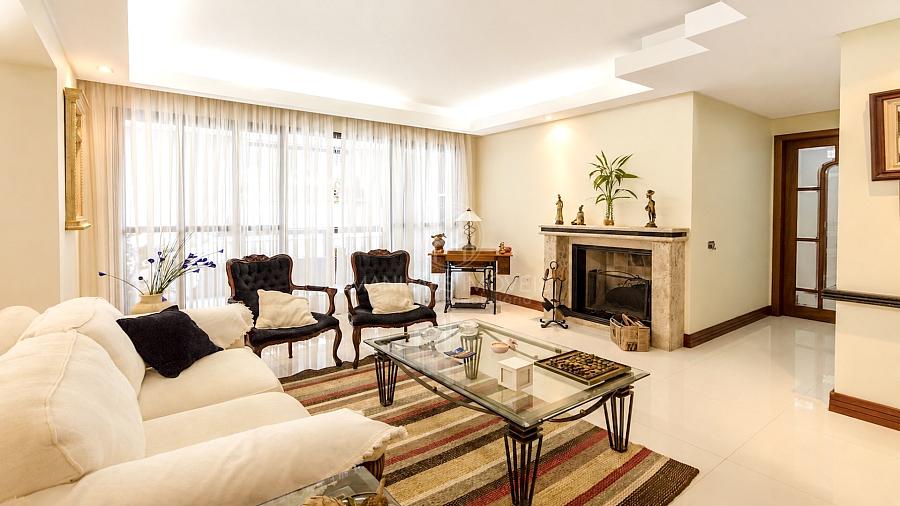 Sala de estar com lareira do apartamento com 4 quartos (252m�)