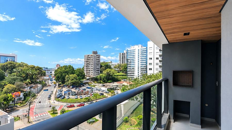 Sacada com churrasqueira do apartamento com 3 quartos
