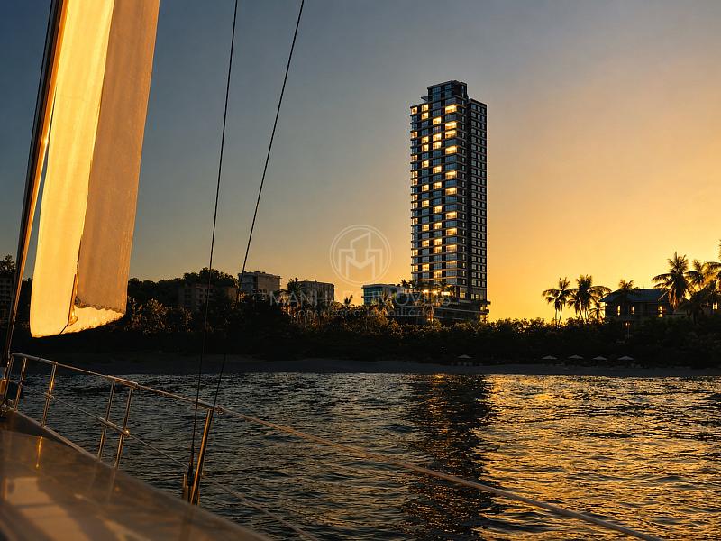 Imponente torre do Amaran ao p�r do sol, destacando sua arquitetura atemporal � beira-mar de Penha