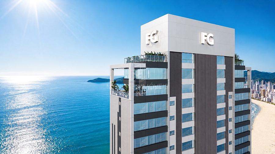 Perspectiva a�rea do topo e rooftop do North Tower FG em Balne�rio Cambori� destacando a vista panor�mica para a orla da praia e mar