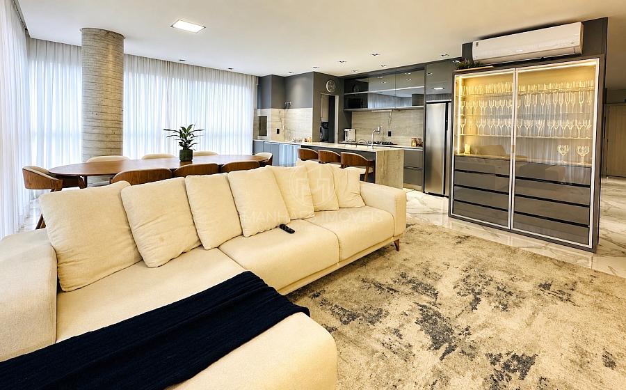 Living decorado com cristaleira iluminada e climatiza��o tipo split