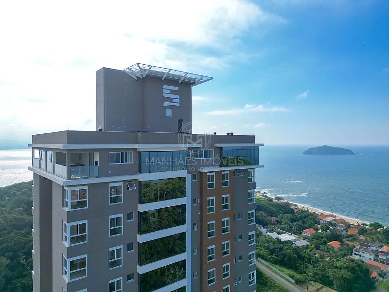Vis�o a�rea a partir do topo da torre do Vista Paradiso Residences em Penha, destacando o mar e a Praia da Bacia da Vov� ao fundo