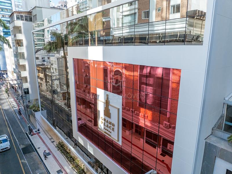 Grand Place Tower: Detalhe da Fachada para a Rua 57