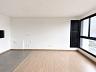Detalhe da integra��o do porcelanado com o vin�lico no studio de 38 m� do Edif�cio Frame